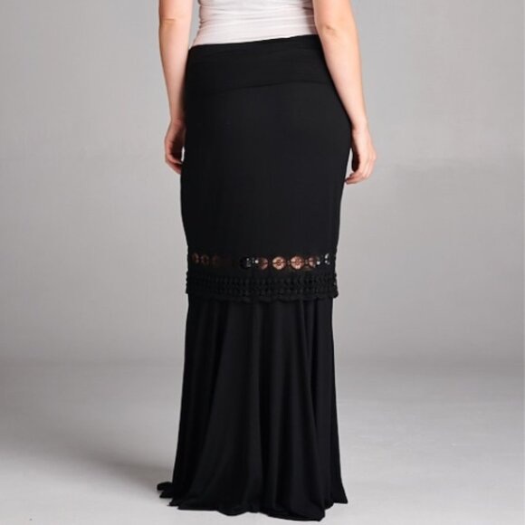 NEW Curvy Plus 1X-3X Stretchy Mermaid Lace Inset Maxi Skirt in Black - Picture 4 of 5